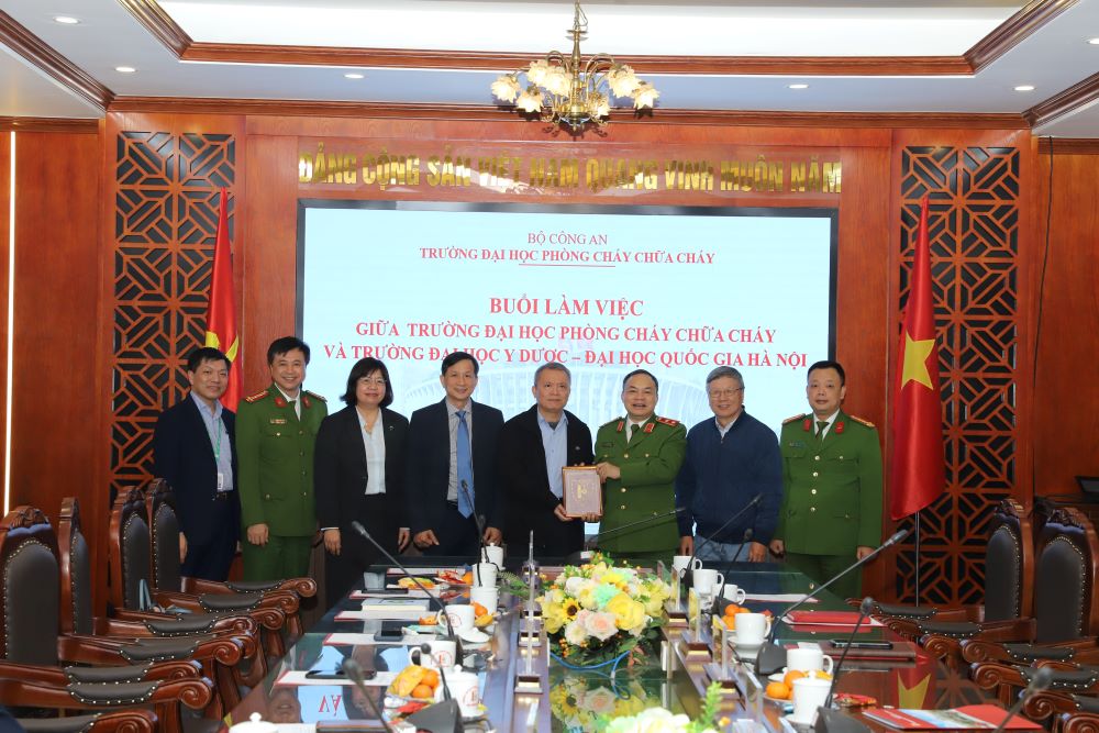 Trường Đại học Y Dược trao đổi với Trường Đại học Phòng cháy chữa chữa cháy về phối hợp triển khai chương trình đào tạo cấp cứu ngoại viện